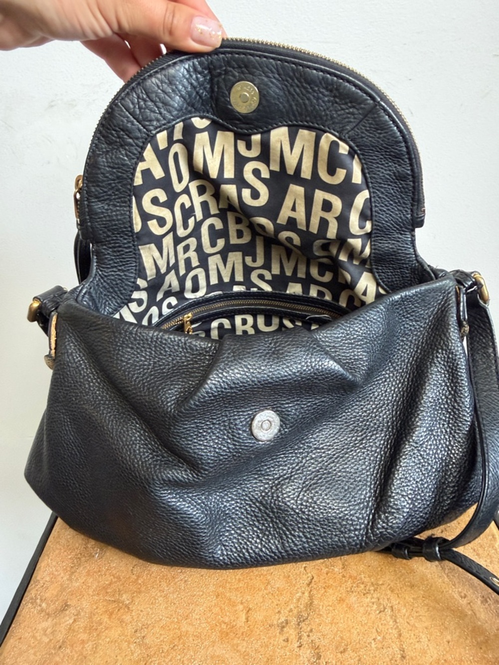 Marc by Marc Jacobs Classic Natasha black leather crossbody handbag. - Picture 7 of 10